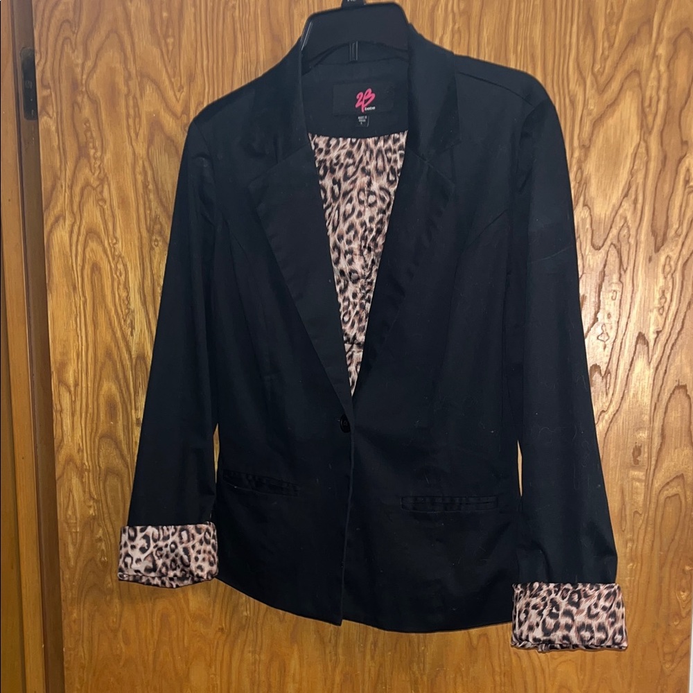 2B Bebe Black Blazer with Leopard Print Lining size Large